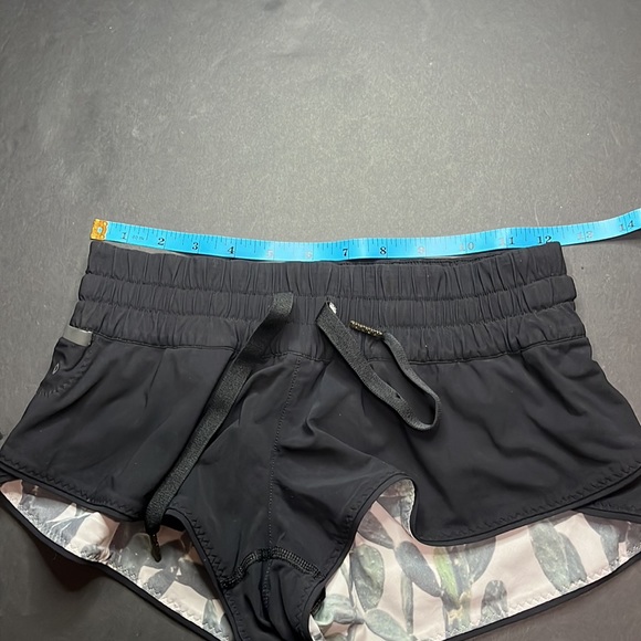 Lululemon reversable cactus short - Picture 5 of 8